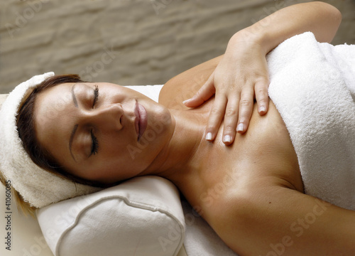 Joven mujer relajándose en un spa,sauna.