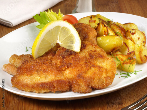 Paniertes Schnitzel mit Bratkartoffeln photo