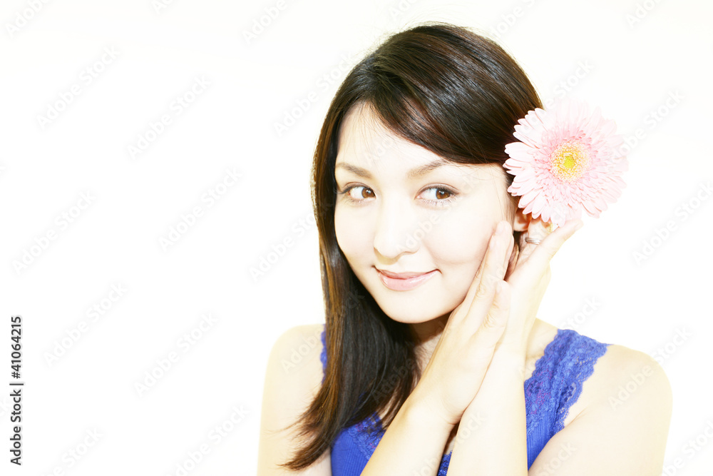 Fototapeta premium ガーベラの花を持つ美しい日本女性