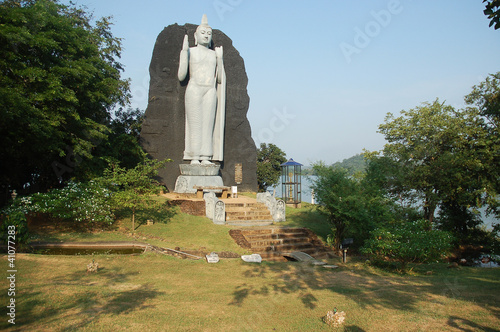 Bouddha debout sur la route de Giritale photo