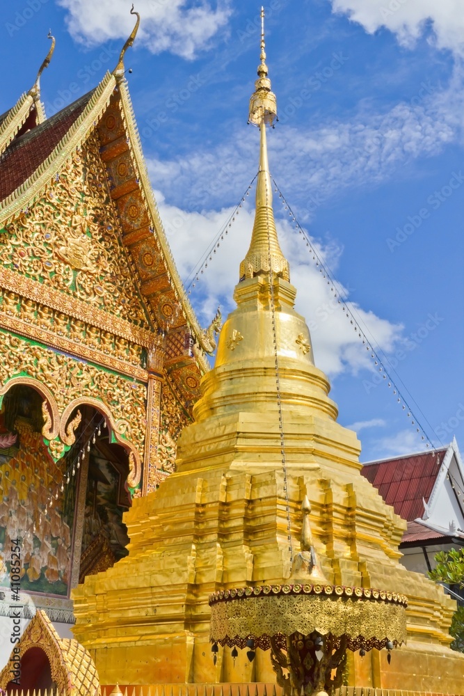 Fototapeta premium Wat Mahawan golden pagoda