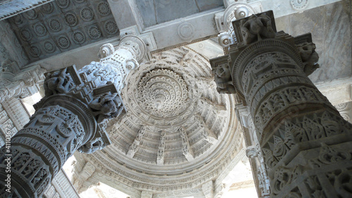 Templo de Adinath en Ranakpur, Rajasthan, India photo