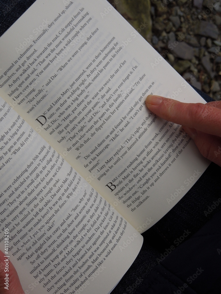 Obraz premium Reading a book