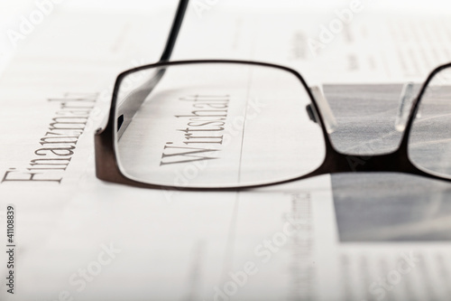 Obraz na płótnie newspaper vs. glasses_6