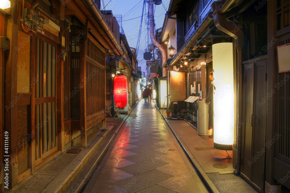 Fototapeta premium Domy gejszy na Pontocho Alley, Kioto, Japonia