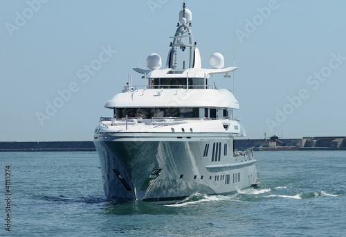 gray hull luxury photo