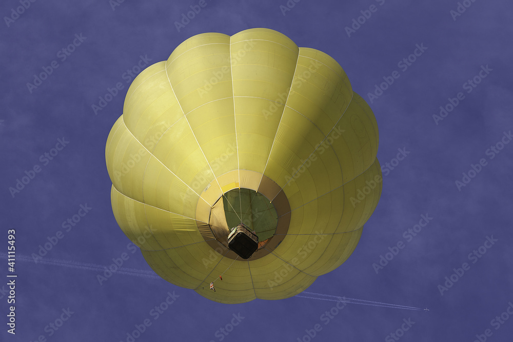 Obraz premium gelber Heißluftballon von unten