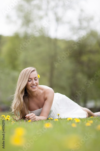 Hübsche Frau liegt im Gras