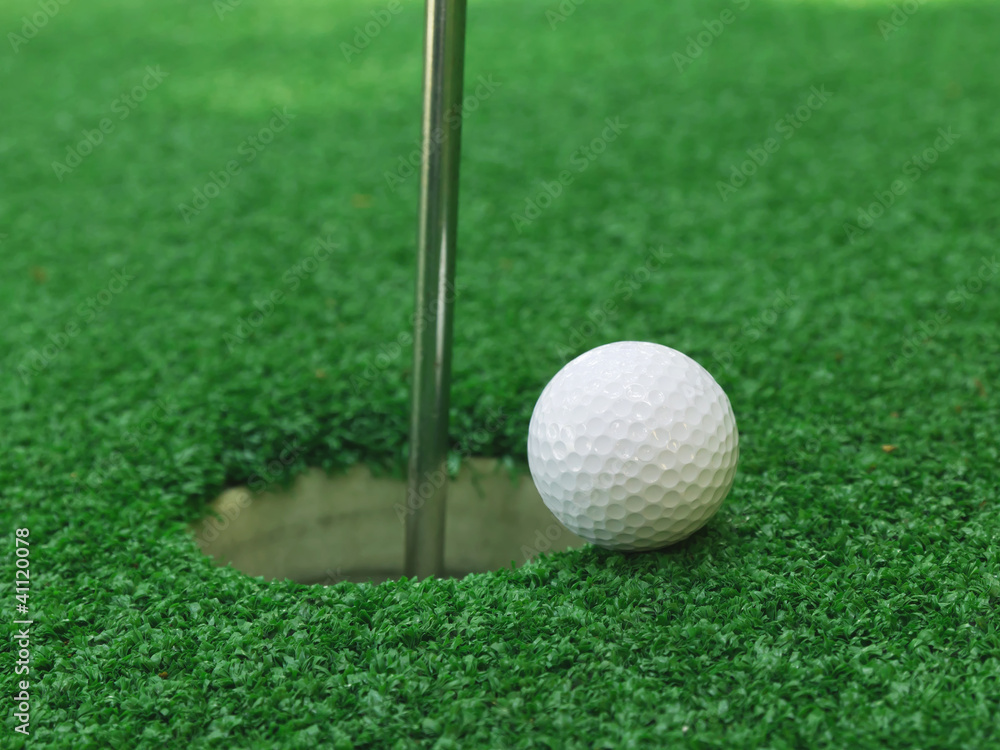 Obraz premium Golf ball near the hole