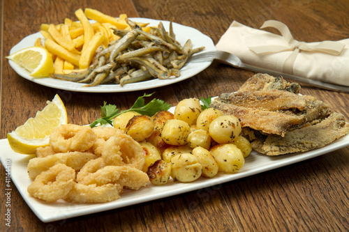 fritto misto di pesce con patatine