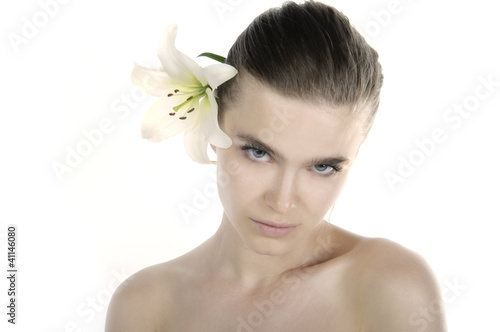 portret dziewczyny z kwiatem