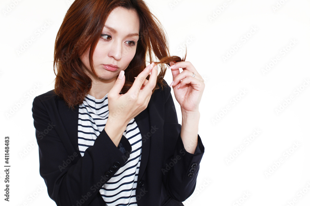 枝毛を心配する女性 枝毛を心配する女性