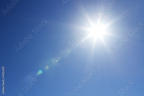 Obraz na plátně Shining sun at clear blue sky with copy space