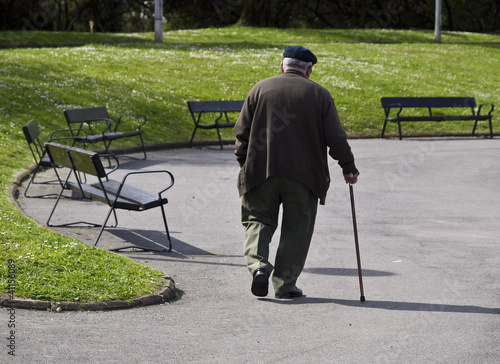 Anciano paseando por el parque