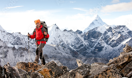 Turysta w górach Himalajach