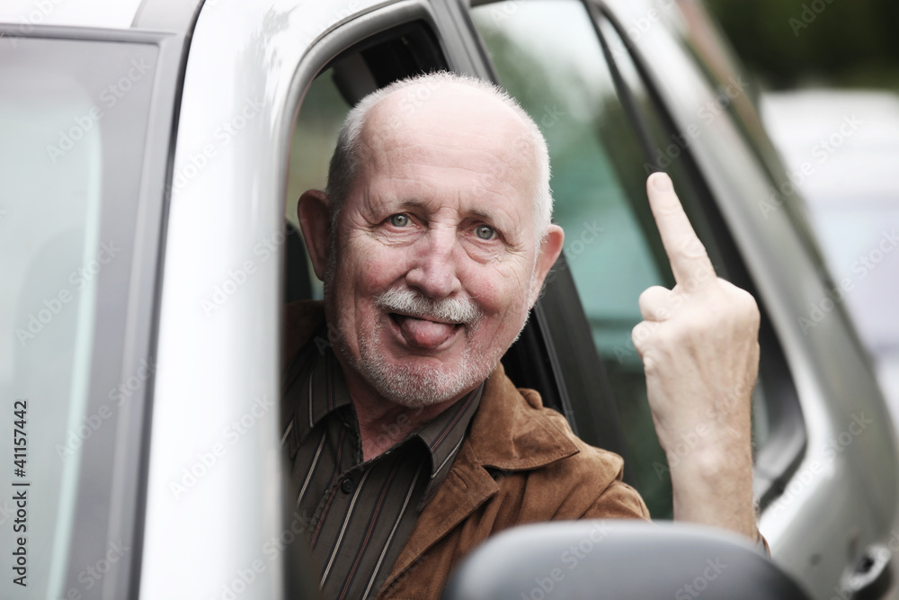 senior im auto zeigt stinkefinger Stock-bilde