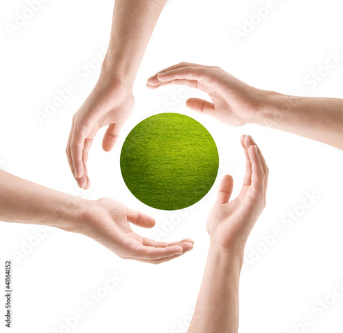 Hände mit Graskugel