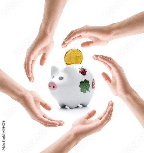 Hände mit Sparschwein