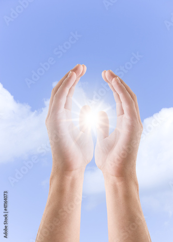Hände mit Sonnenstrahl