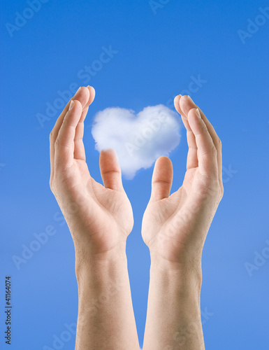 Hände mit Wolkenherz