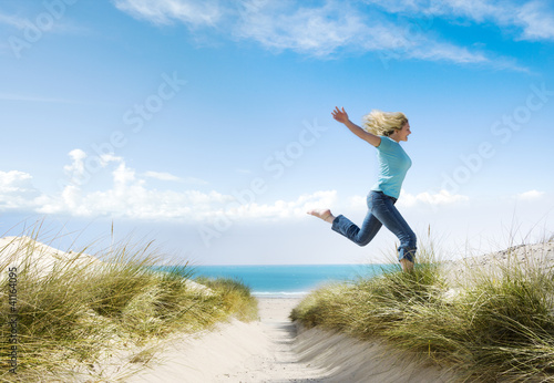 Sprung in den Dünen