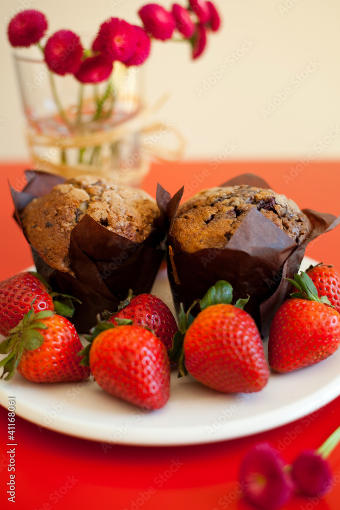 muffin muffins truskawki stokrotki ciasto czekolada ciastka - obrazy, fototapety, plakaty 