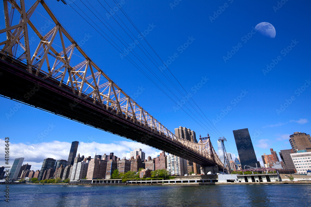 Fototapeta premium Queensboro Bridge with Manhattan skyline, New York City