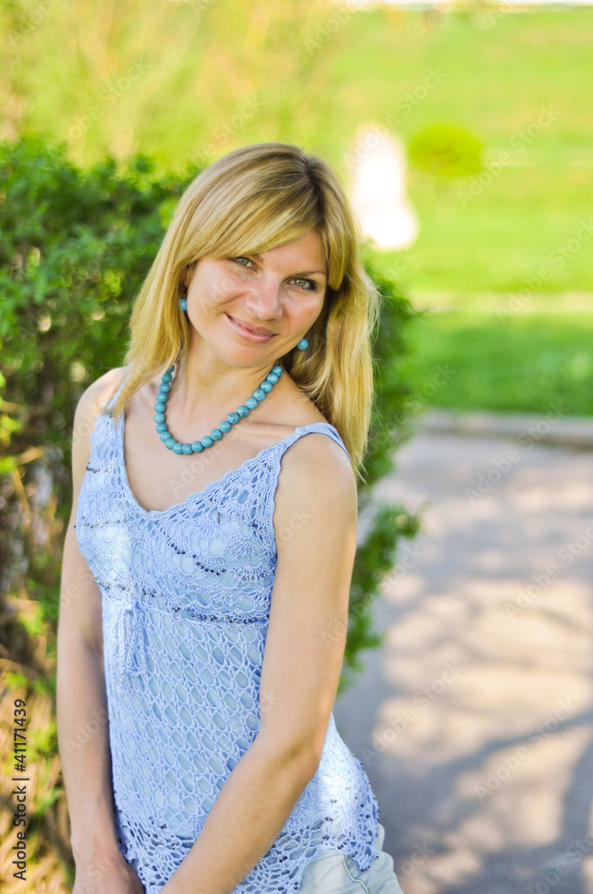 Naklejka premium Beautiful young woman enjoying nature