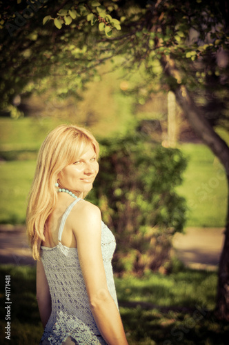 Fototapeta Naklejka Na Ścianę i Meble -  Beautiful young blond woman in the park
