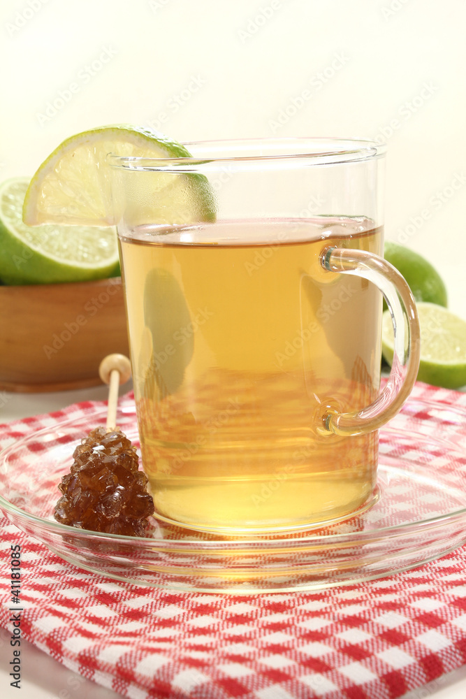 Limettentee mit Kandisstange Limettentee mit Kandisstange