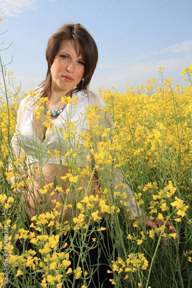 donna tra i fiori gialli donna tra i fiori gialli