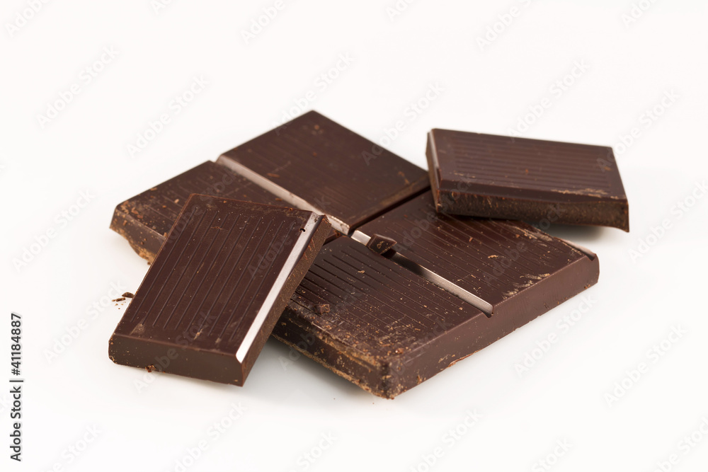 Tavoletta di cioccolato su fondo bianco Tavoletta di cioccolato su fondo bianco