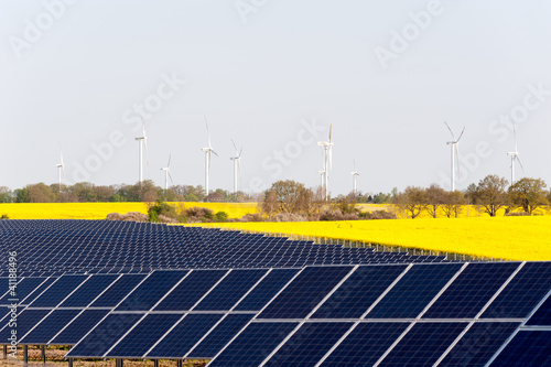 Solarpanele,  Windkrafträder und ein Rapsfeld