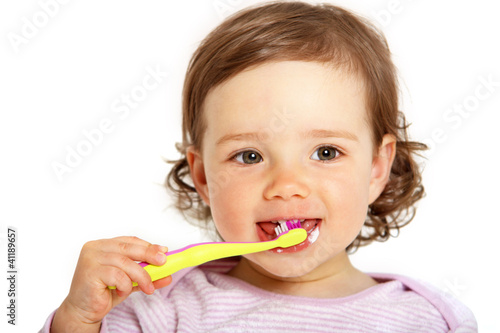 Kleinkind putzt sich die Zähne