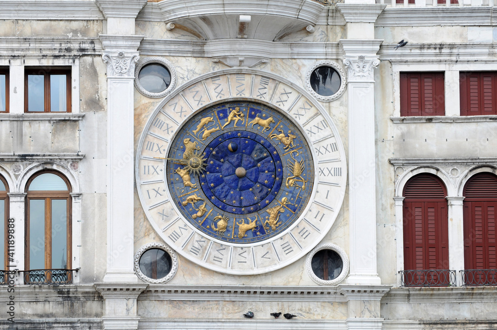 Astronomische Uhr auf dem Markusplatz in Venedig (Italien)