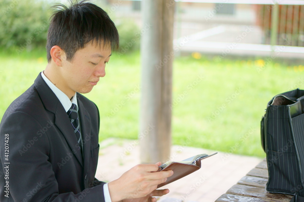 手帳を見る男性 手帳を見る男性