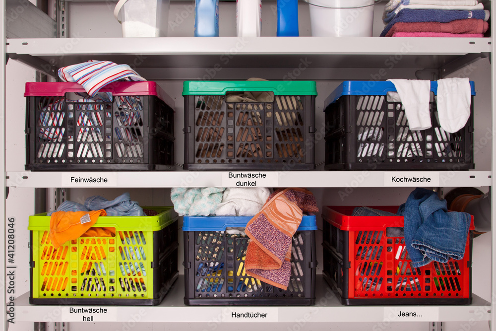 Schmutzwäsche sortieren, Ordnung im Haushalt - Waschküche Stock-Foto |  Adobe Stock