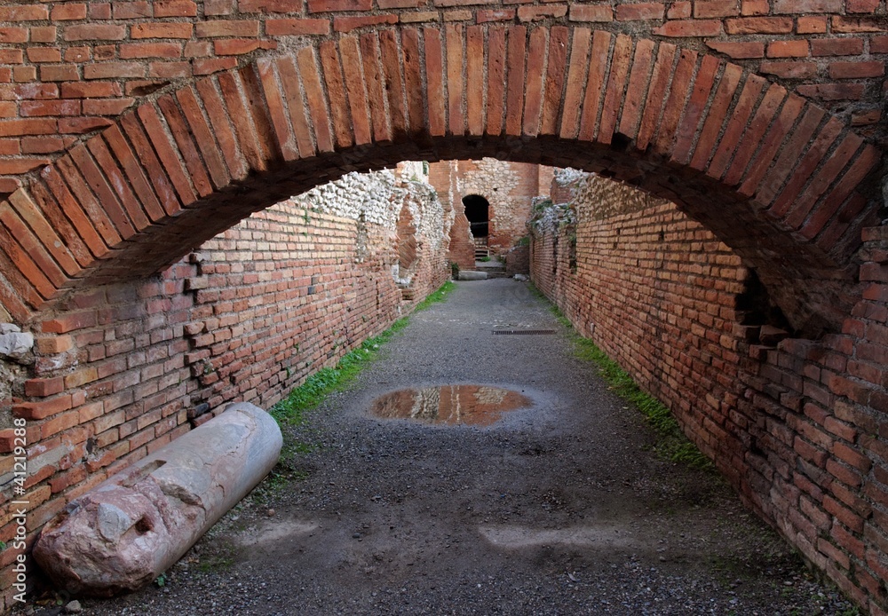 Obraz premium Ancient Roman brick arch