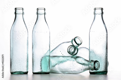 bottigliette trasparenti vuoto photo