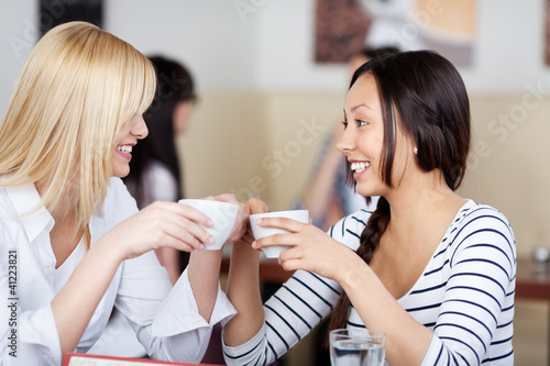 freundinnen trinken kaffee zusammen