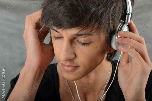 Fotografie Adolescent au headphone yeux fernmés