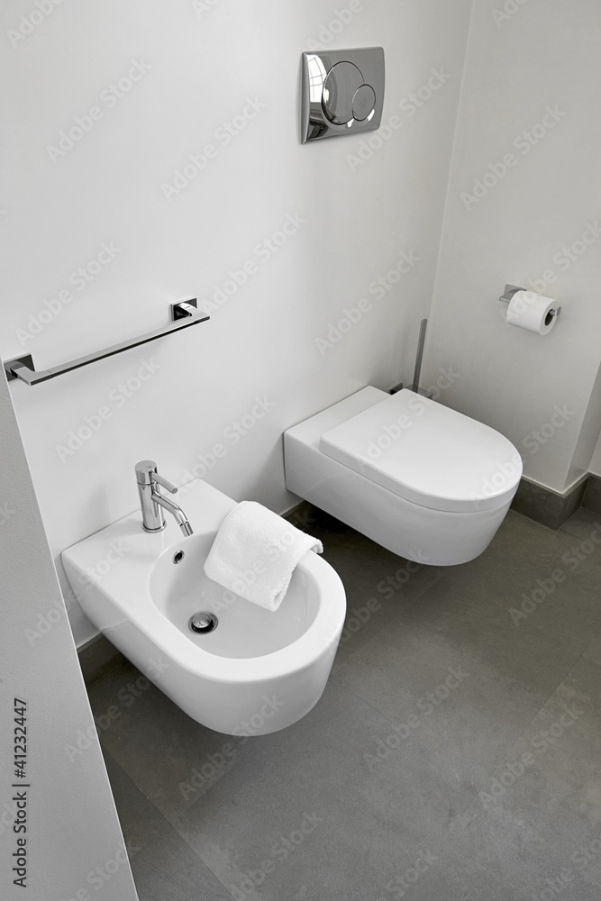 Fototapeta premium sanitari di ceramica bianca in un bagno moderno