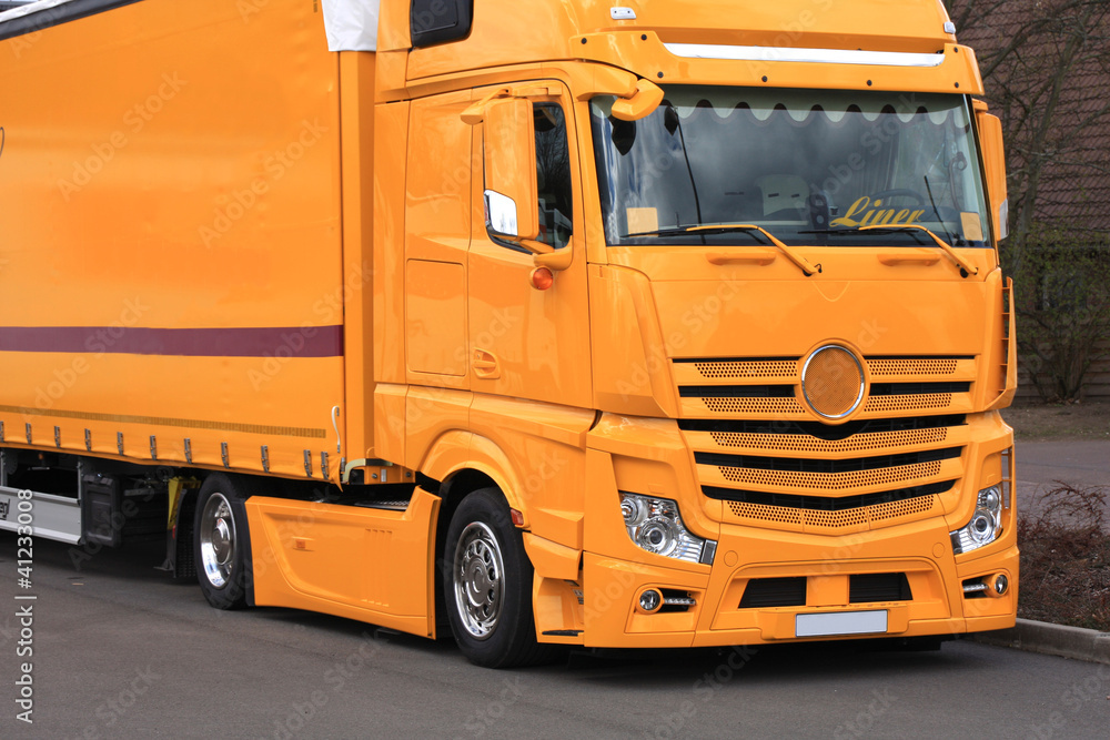 ein neuer gelber LKW mit Auflieger ein neuer gelber LKW mit Auflieger