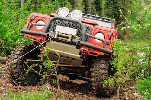 fuoristrada rosso nel bosco