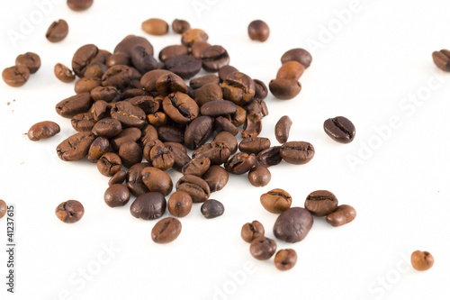 Chicchi di caffè su fondo bianco - macro