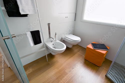 sanitari di ceramica bianca in un bagno moderno © adpePhoto