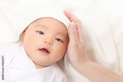 乳児と手