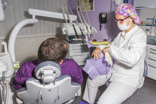 Obraz na płótnie Dentista e paziente w salonie