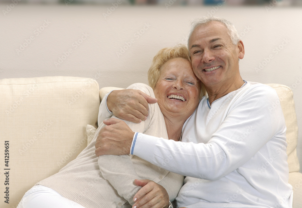 Amor de una pareja adulta en casa.abuelos en casa. Amor de una pareja adulta en casa.abuelos en casa.