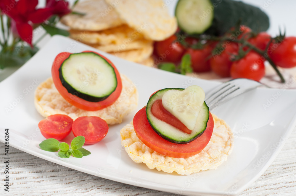 Corn crackers with tomatoes and cucumber_ Gallette di mais Corn crackers with tomatoes and cucumber_ Gallette di mais